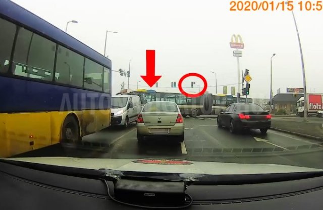 Záróvonalon, piros lámpán áthajtás, tiloson behajtás? Íme!