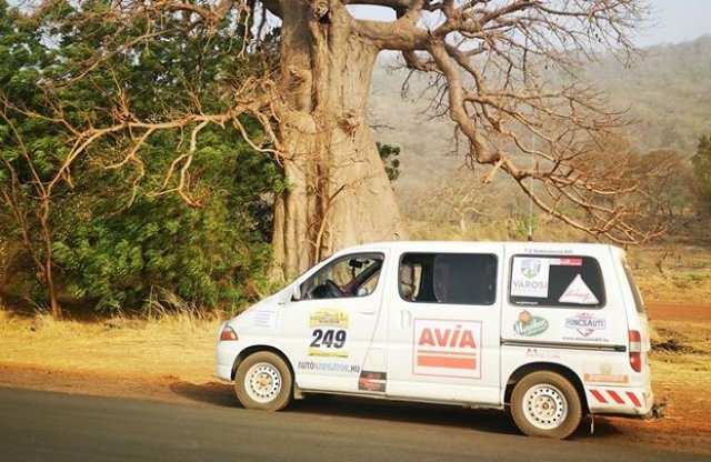 Mauritán határ: okostelefon a kilépésért, pénz a belépésért