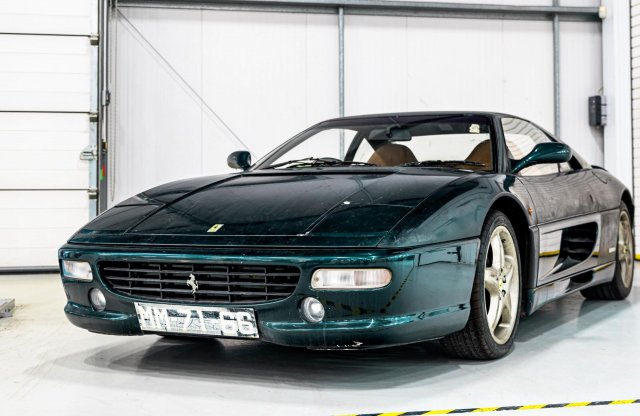 Örömhír: megmentettek egy 12 éve porosodó Ferrari F355-öt