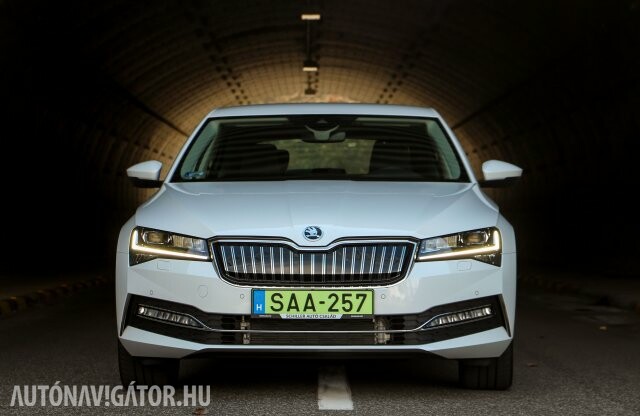 Itt a jövő cégautója – Skoda Superb iV villámteszt
