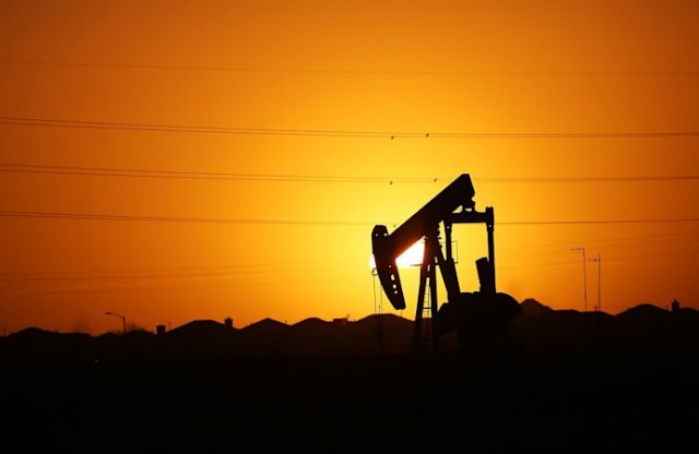 Esik az olaj ára! Olcsóbb lesz tankolni?