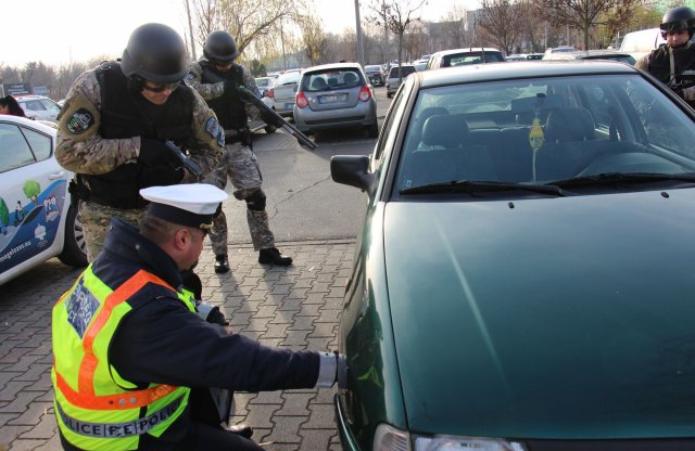 Téligumi Kommandó: több mint ötezer abroncs ellenőrzésével