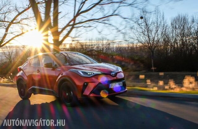 Ez már mindenkit megtérít? Toyota C-HR 2.0 Hybrid teszt