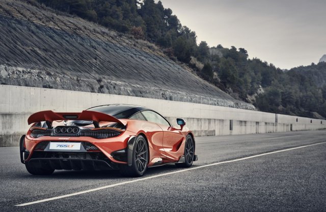 Az új McLaren 765LT-n a rendszámtáblatartó is szénszálas
