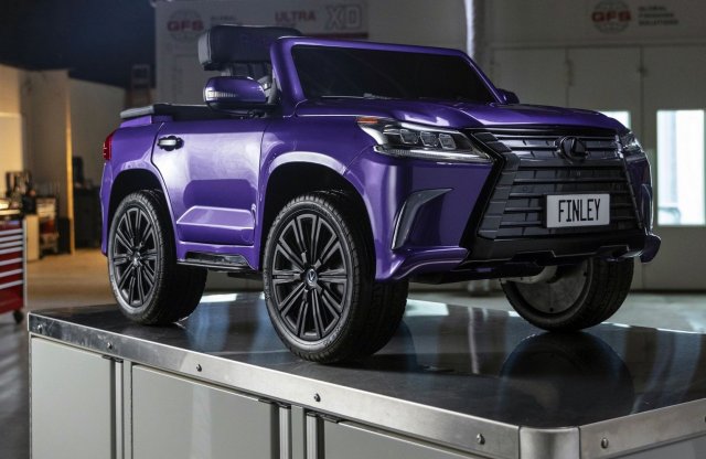 Mozgáskorlátozott gyermek számára készített négykerekűt a Lexus