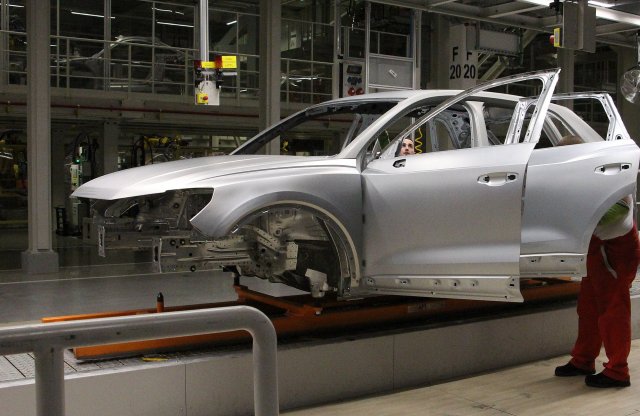 Győr sem menekül, leáll a munka az Audi gyárában