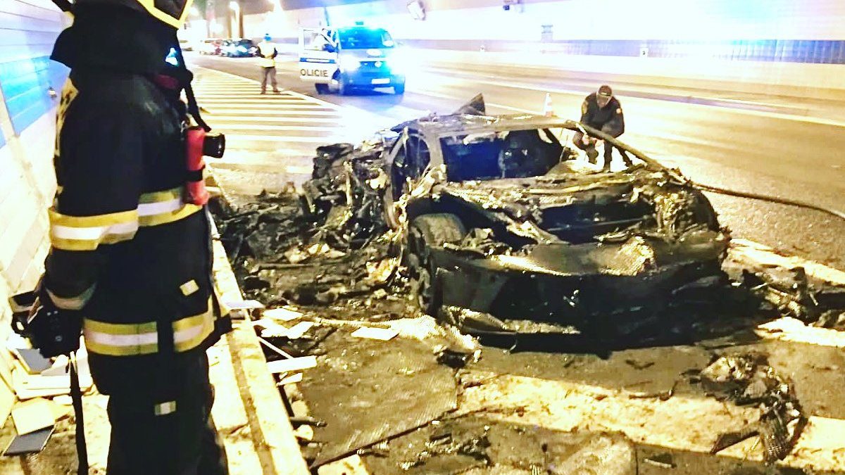 LAMBORGHINI AVENTADOR