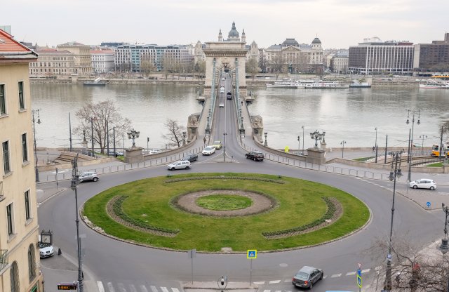 300 forint alá ment a benzin ára, de jön a kijárási korlátozás