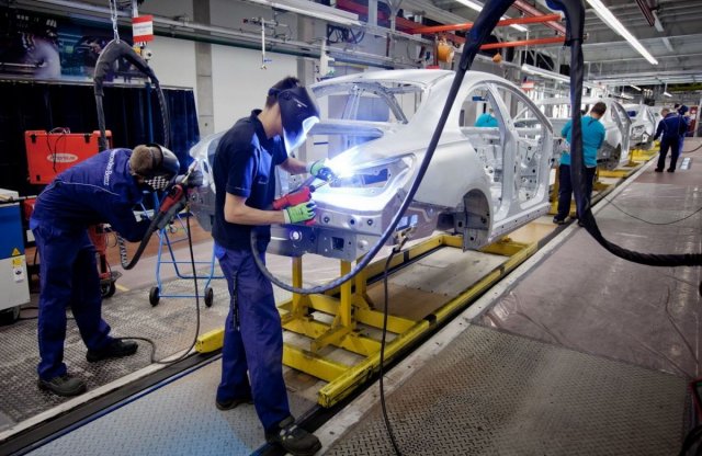 Meghosszabbították a kecskeméti Mercedes gyár leállását