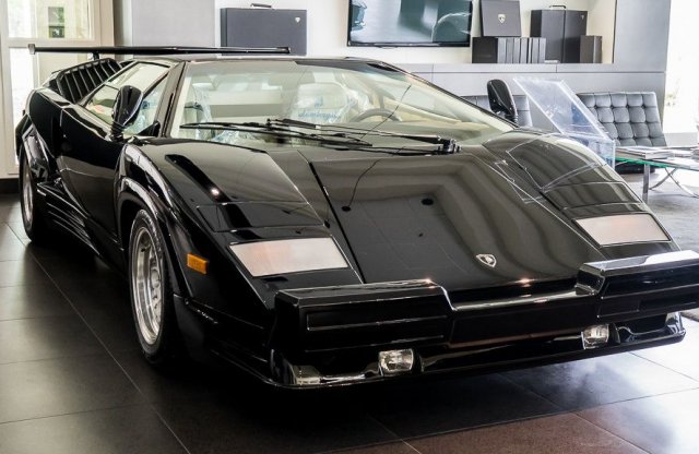Eladó egy szinte új Lamborghini Countach