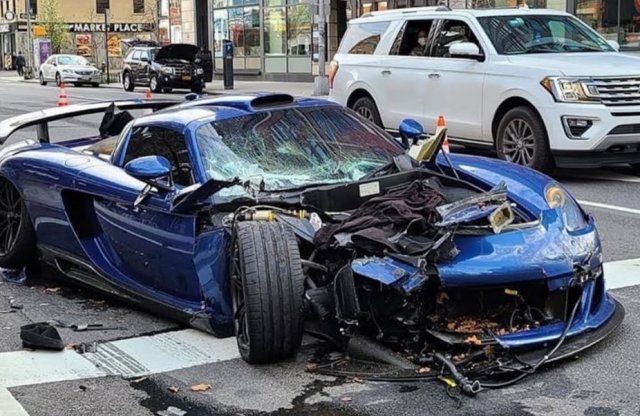 Videón, ahogy rommá törnek egy ritka Porschét New Yorkban