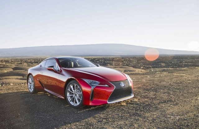 Fogyókúra és feszesítés. Frissült a legszebb Lexus!