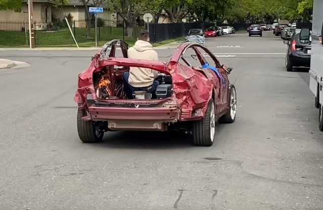 Köszöni, él és virul ez a Tesla roncs