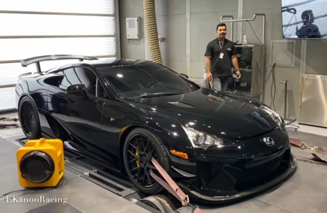 Hangerőt fel! A padon sikító Lexus LF-A-t hallani kell!