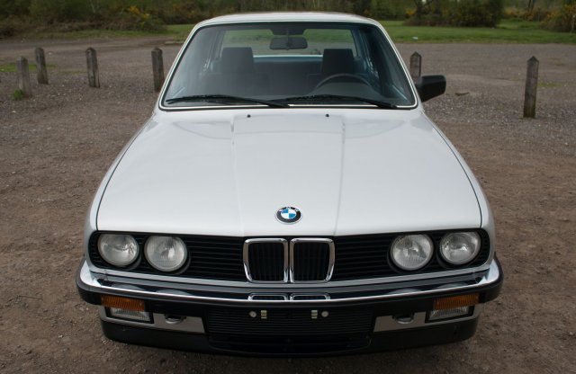 Szó szerint új ez a sosem használt BMW E30