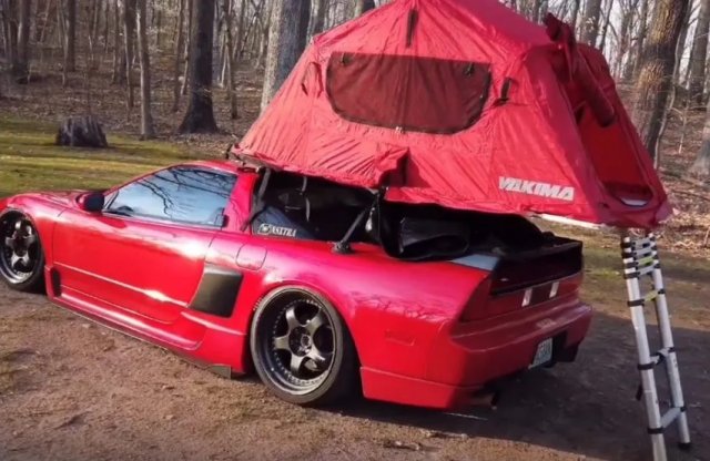 Sátorozni csakis egy Honda NSX tetején