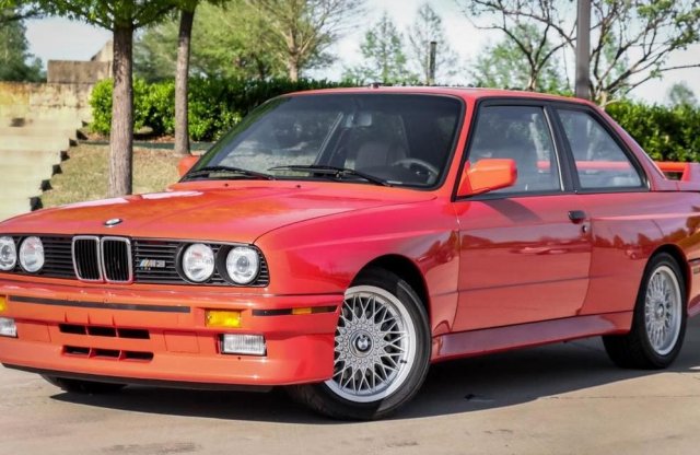 Eladó a közönségkedvenc autós színész tűzpiros M3-asa