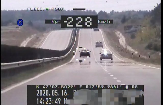 200 feletti tempóval lőtték le a magyar autóst