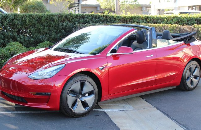 Nem kell a Tesla Roadsterre várni: kabrió készült a Model 3-ból