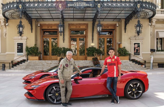 Monacóban csapat Leclerc a Ferrari SF90 Stradaléval