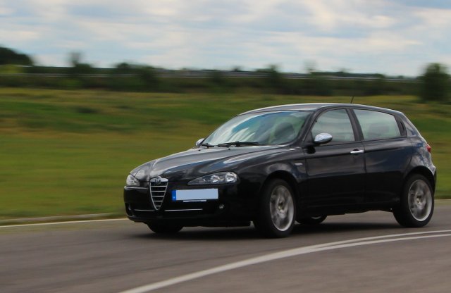 A fekete ciklon – Alfa 147 1.6 TS használtteszt