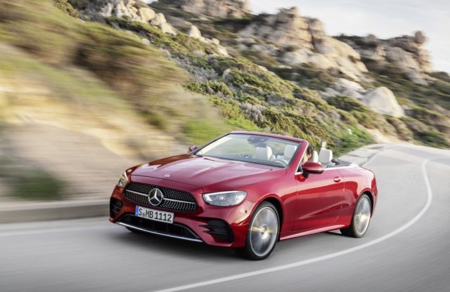 Új kormánnyal is frissültek a Mercedes-Benz E-osztály kétajtósai