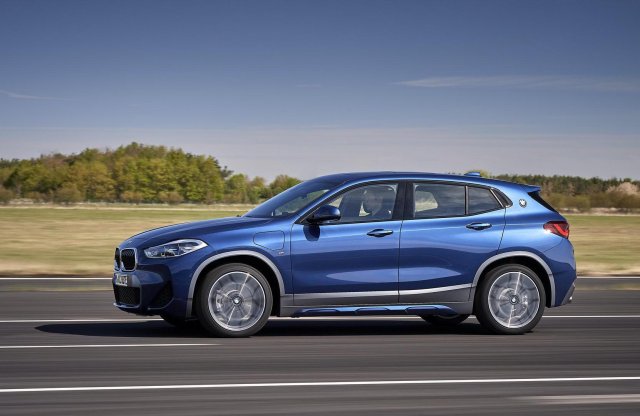 A BMW legkisebb hibridje. Debütált az X2 plug-in hibrid!