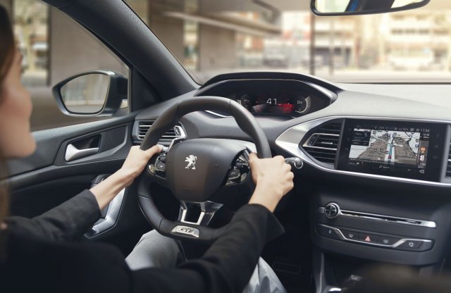 Kijelzővel frissült a Peugeot 308