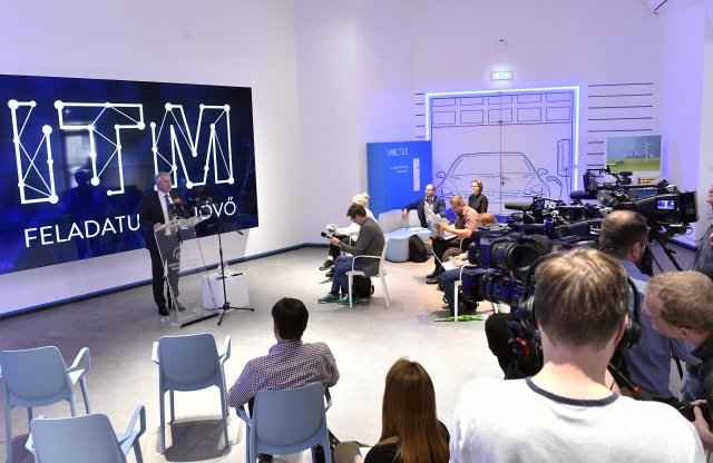 Versenyt futottak a vásárlók az új villanyautó-támogatásért