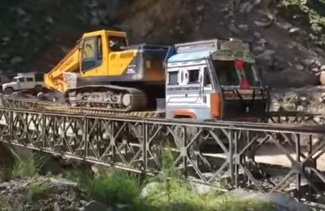 Így szakad le egy híd a túlsúlyos teherautó alatt