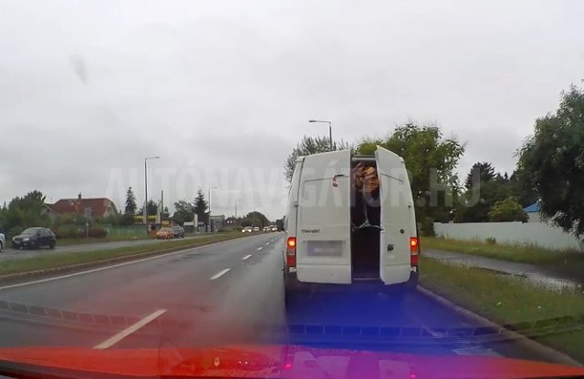 Újabb rendőrségi videó látott napvilágot a szabálytalankodókról