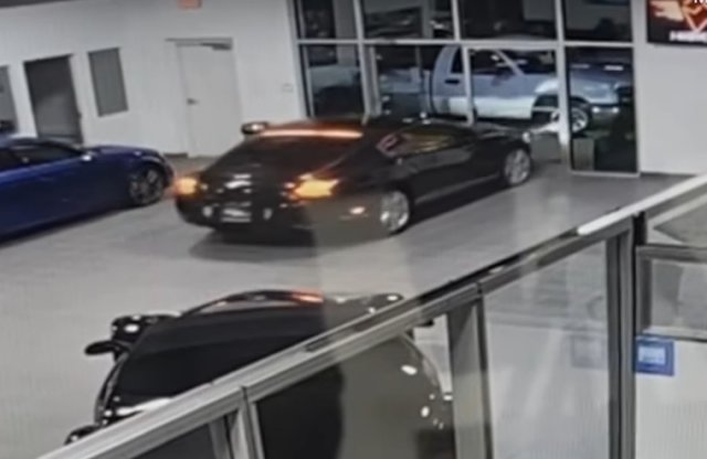 Lopott Bentley-vel törte ki  a kereskedés ajtaját