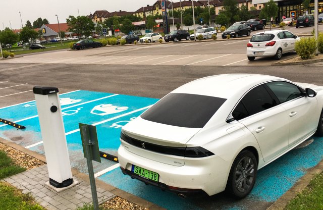 Töltőoszlopokkal bővült nyolc Aldi üzlet parkolója