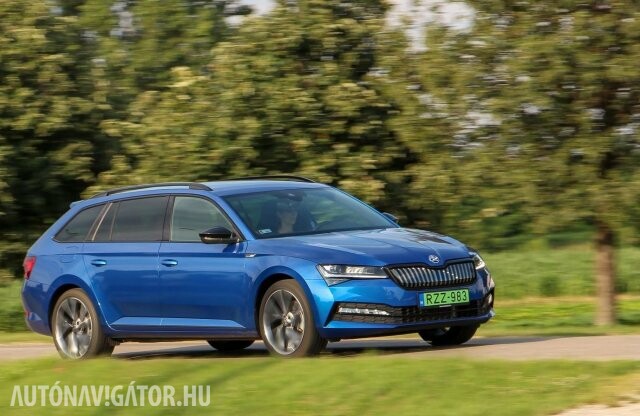 Dízel helyett konnektorost? Mit tud így az új Skoda Superb?