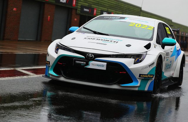 Versenyautó készül a hibrid Toyota Corollából