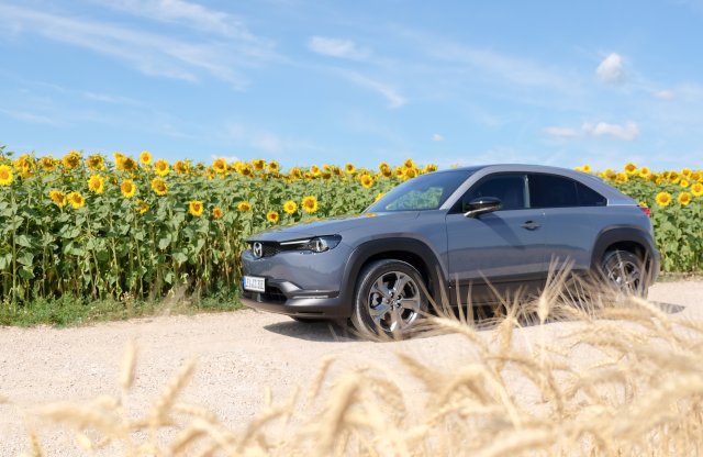 Végre egy autó, amin gondolkodtak! - Vezettük a Mazda MX-30-at