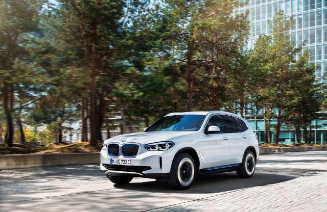 Megvan a BMW elektromos SUV-jának hazai ára, nem olcsó az iX3