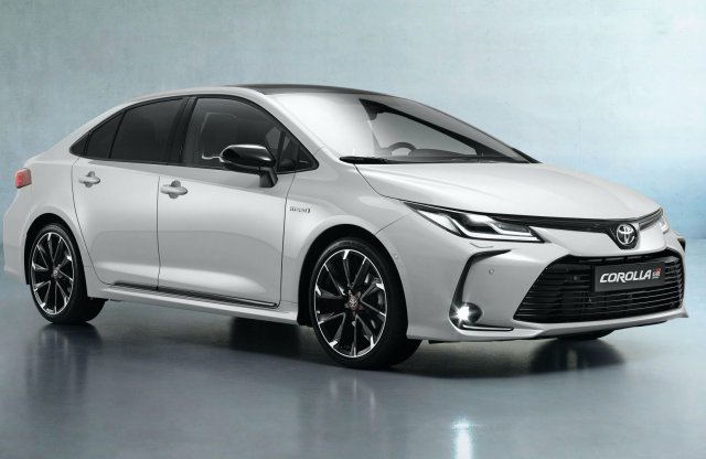 Sportruhába bújik a Toyota Corolla Sedan
