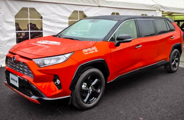 Nem tűnik gyárinak, pedig az: nyújtott RAV4 készült a Toyotánál