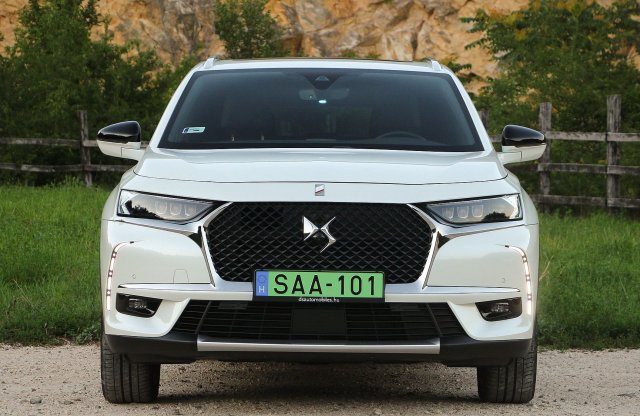 Színház az egész világ – DS 7 Crossback E-Tense teszt