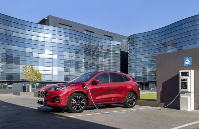Kigyulladhatnak a Ford Kuga PHEV első példányai
