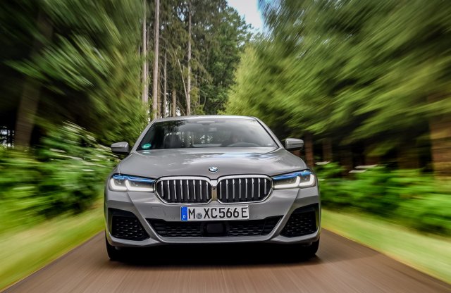 Hathengeres prémiumhibrid - Itt a BMW 545e!
