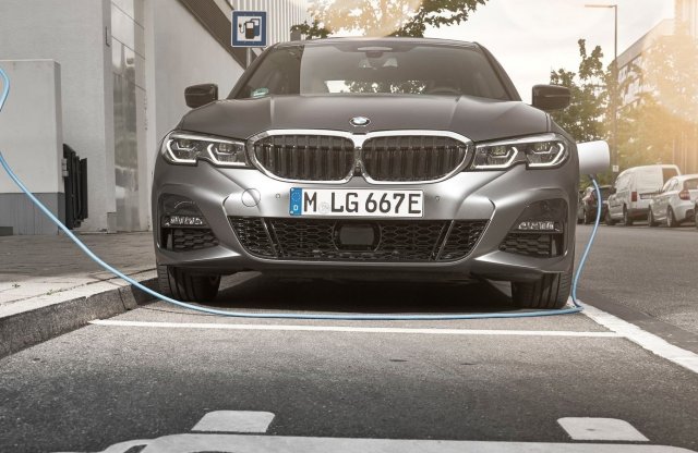 Rövidzárlat alakulhat ki a BMW plug-in hybrid modelljeiben
