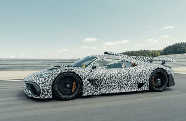 Végre a tesztpályán dübörög az utcára szánt Forma-1-es autó