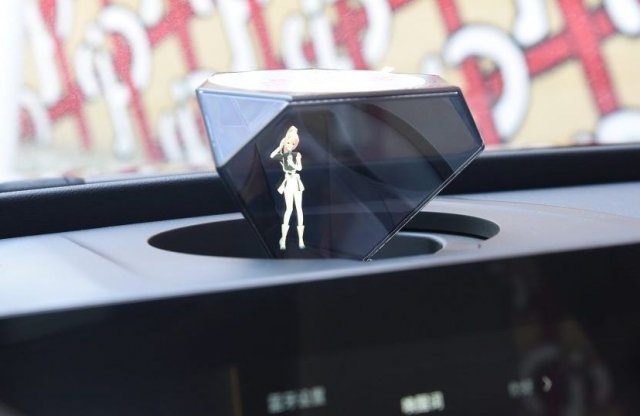 Holografikus asszisztens jár egy kínai villanyautóhoz