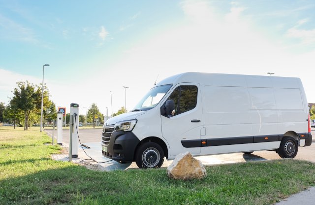 Tiszta terítő – Renault Master Z.E. 33