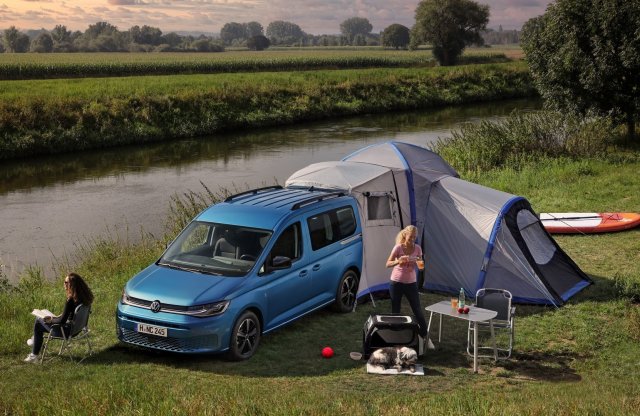 Kompakt lakóautót faragott a VW a Caddyből