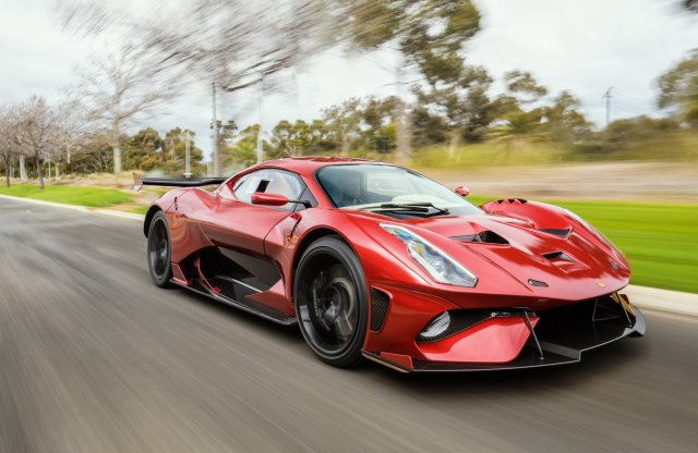 700 lóerős versenyautó a Brabham új közúti modellje