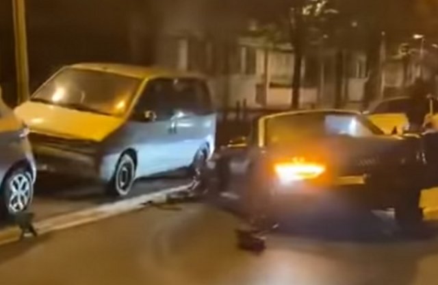 13 autót törtek össze a bérelt Audival, ami szét is szakadt