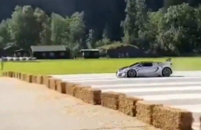 Szalmabáláknak hajtott az egyetlen példányban létező Veyronnal